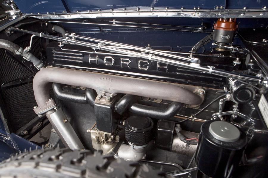 Моторный отсек Horch 8-780B Cabriolet von Glaser 1934 года  (фото 8 из 9)